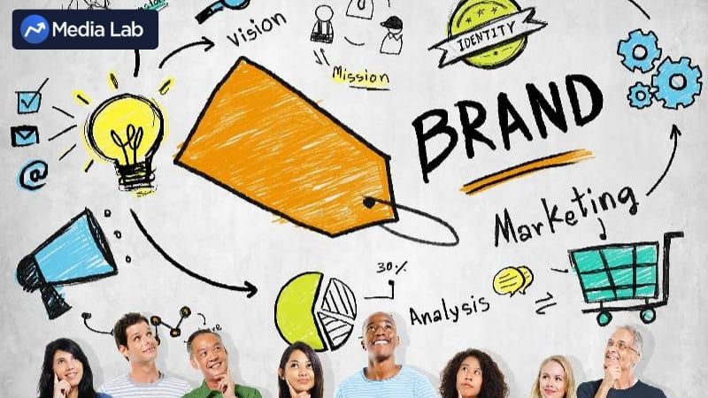 Marketing online là quá trình sử dụng các kênh và công cụ trực tuyến để quảng cáo