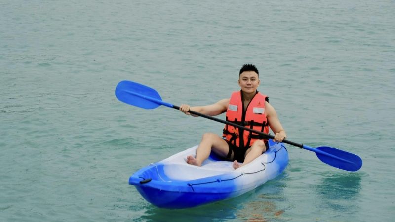 Bữu Vi Vu chèo thuyền kayak