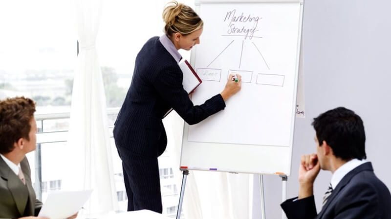Chuyên viên marketing là người trực tiếp lên kế hoạch, triển khai và quản lý các hoạt động marketing