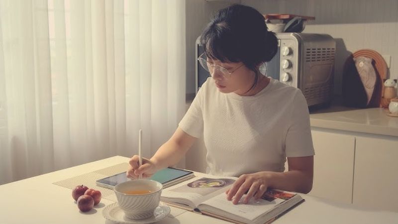 Emmersweet cùng căn bếp trắng và ô cửa sổ ngập nắng đã giúp cô nàng tạo nên nhiều video trổ tài nấu nướng, thành công thu hút hơn 450K người theo dõi trên nền tảng TikTok