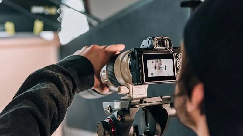 Photographer/Videographer đóng vai trò chuyên chụp ảnh và quay video cho các chiến dịch Marketing