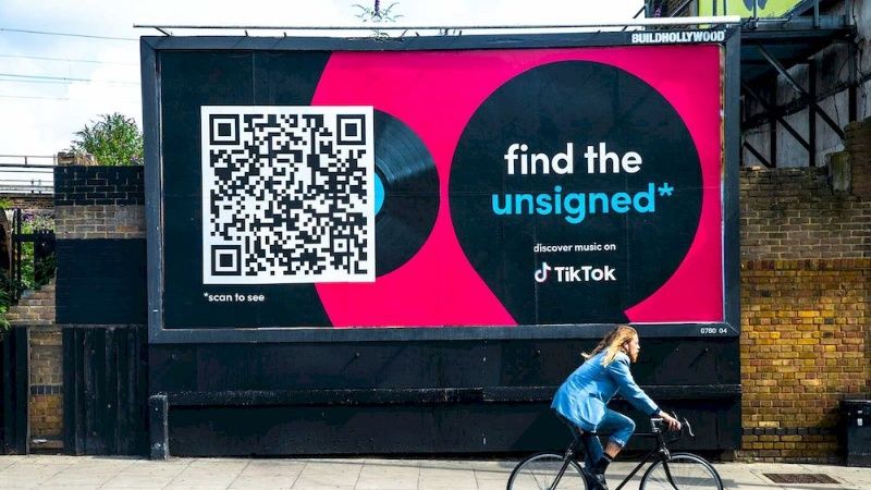 Quảng c&aacute;o OOH t&iacute;ch hợp QR code