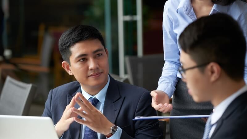 Lắng nghe tích cực là khả năng chú ý hoàn toàn đến người đang giao tiếp với bạn