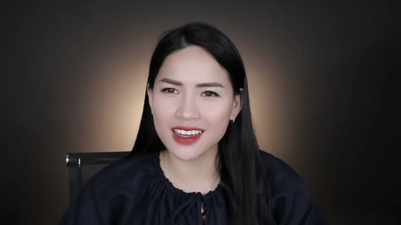 Võ Hà Linh không chỉ nổi tiếng với những video review sôi động, cô còn gây ấn tượng bởi sự thông minh, nhanh nhạy trong việc nắm bắt thị hiếu của khán giả