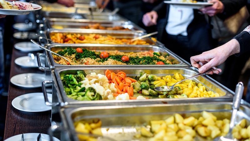 Buffet l&agrave; loại h&igrave;nh kh&aacute;ch h&agrave;ng tự do lựa chọn m&oacute;n ăn v&agrave; đồ uống